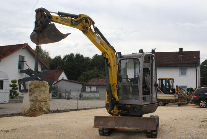 Bagger mit Steinzange