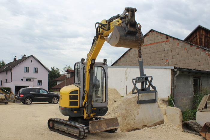 Bagger mit Steinzange