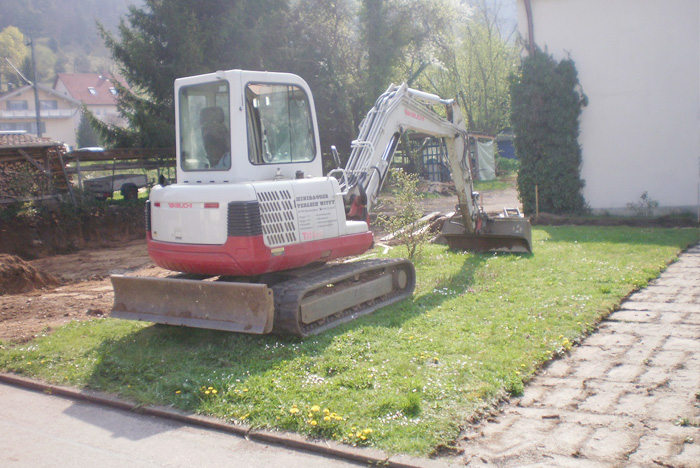 Bagger im Einsatz: Gartenfundament anlegen